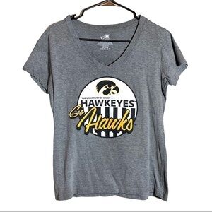 University of Iowa Hawkeyes Short Sleeve V-Neck Graphic T-Shirt Size Medium